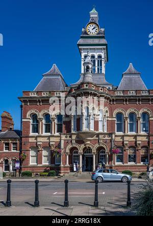 St Peters Hill Grantham Lincolnshire – die Guildhall der Stadt vor dem Sommerhimmel Stockfoto