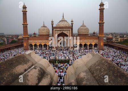 Nachrichten Themen der Woche KW18 220503 -- NEU DELHI, 3. Mai 2022 -- Muslime versammeln sich, um Eid al-Fitr-Gebete im Jama Masjid in Neu-Delhi, Indien, am 3. Mai 2022 anzubieten. EID al-Fitr markiert das Ende des Fastenmonats Ramadan. INDIEN-NEW DELHI-EID-AL-FITR FEIERN JAVEDXDAR PUBLICATIONXNOTXINXCHN Stockfoto