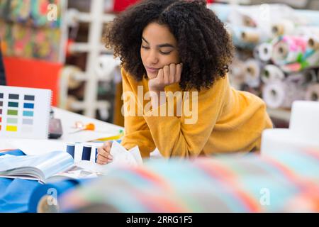 Modedesignerin, die an Business denkt Stockfoto