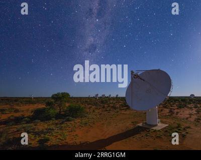 220503 -- CANBERRA, 3. Mai 2022 -- Foto der Commonwealth Scientific and Industrial Research Organisation am 3. Mai 2022 zeigt das Australian Square Kilometer Array Pathfinder ASKAP Funkteleskop in Australien. Forscher am Dienstag enthüllten, dass sie mit einer neuen Beobachtungstechnik, die der astronomischen Version von Sonnenbrillen mit dem ASKAP-Funkteleskop ähnelt, einen neuen Pulsar gefunden haben, der 10 Mal heller ist als jeder andere, der außerhalb unserer Milchstraße entdeckt wurde. /Handout über Xinhua AUSTRALIA-CANBERRA-PULSAR CSIRO PUBLICATIONxNOTxINxCHN Stockfoto