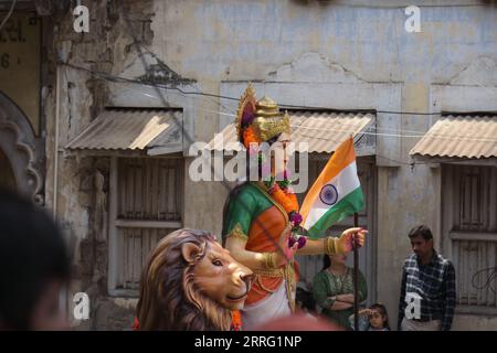 Rajkot, Indien. September 2023. Side View Idol von Bharat Mata mit seinem Löwen anlässlich Krishna Janmashtami im Sadar Bazar Harihar Chowk Rajkot. Quelle: Nasirchan/Alamy Live News Stockfoto