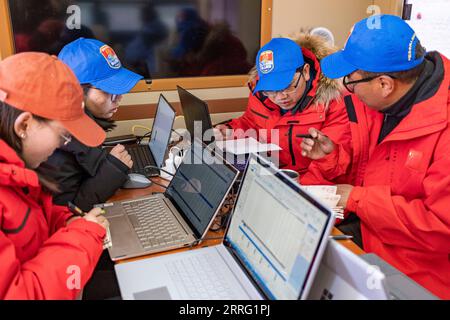 220503 -- MOUNT QOMOLANGMA BASE CAMP, 3. Mai 2022 -- Mitarbeiter des Meteorologischen Büros der Autonomen Region Tibet tauschen sich am 3. Mai 2022 über die Wetterlage in einem meteorologischen Rettungsfahrzeug im Mount Qomolangma Base Camp aus. China hat eine neue umfassende wissenschaftliche Expedition auf dem Berg Qomolangma begonnen, dem höchsten Gipfel der Welt an der Grenze zwischen China und Nepal. Wetterfaktoren wie Temperatur, Windgeschwindigkeit und Luftfeuchtigkeit wirken sich direkt auf die Durchführung wissenschaftlicher Forschungsaufgaben und die Sicherheit des Forschungspersonals in großer Höhe aus. Daher ein meteorologisches Stockfoto