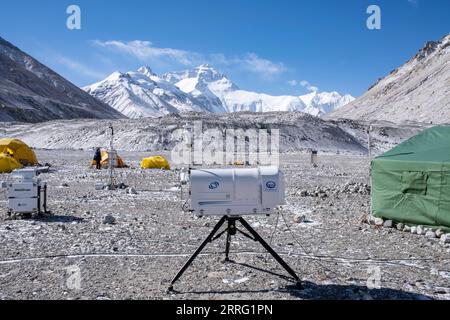 220503 -- MOUNT QOMOLANGMA BASE CAMP, 3. Mai 2022 -- Foto aufgenommen am 3. Mai 2022 zeigt das Lager des meteorologischen Unterstützungsteams für Chinas neue umfassende wissenschaftliche Expedition auf dem Mount Qomolangma. China hat eine neue umfassende wissenschaftliche Expedition auf dem Berg Qomolangma begonnen, dem höchsten Gipfel der Welt an der Grenze zwischen China und Nepal. Wetterfaktoren wie Temperatur, Windgeschwindigkeit und Luftfeuchtigkeit wirken sich direkt auf die Durchführung wissenschaftlicher Forschungsaufgaben und die Sicherheit des Forschungspersonals in großer Höhe aus. Daher wurde ein Team zur Unterstützung der Wetterforschung ins Leben gerufen Stockfoto