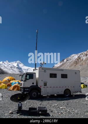 220503 -- MOUNT QOMOLANGMA BASE CAMP, 3. Mai 2022 -- Foto aufgenommen am 3. Mai 2022 zeigt ein meteorologisches Rettungsfahrzeug am Mount Qomolangma Base Camp. China hat eine neue umfassende wissenschaftliche Expedition auf dem Berg Qomolangma begonnen, dem höchsten Gipfel der Welt an der Grenze zwischen China und Nepal. Wetterfaktoren wie Temperatur, Windgeschwindigkeit und Luftfeuchtigkeit wirken sich direkt auf die Durchführung wissenschaftlicher Forschungsaufgaben und die Sicherheit des Forschungspersonals in großer Höhe aus. Daher wurde ein Team zur Unterstützung der Wetterforschung eingesetzt, das die wissenschaftliche Expedition überwacht. Das Team komponiert Stockfoto