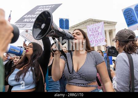 220503 -- WASHINGTON, 3. Mai 2022 -- Abtreibungsbefürworter und -Demonstranten treffen sich vor dem Obersten Gerichtshof der Vereinigten Staaten, nachdem am 3. Mai 2022 ein Entwurf einer Stellungnahme zu Abtreibungsrechten in Washington, D.C., den Vereinigten Staaten, veröffentlicht wurde. Der Oberste Gerichtshof der Vereinigten Staaten wird eine Untersuchung auf das Leck eines Entwurfs einer Stellungnahme zu Abtreibungsrechten starten, eine Erklärung, die am Dienstag gesagt wurde. Foto: /Xinhua U.S.-WASHINGTON, D.C.-SUPREME COURT-ABORTION RIGHTS AaronxSchwartz PUBLICATIONxNOTxINxCHN Stockfoto