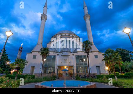 Shkoder, Albanien - 1. Mai 2023: Xhamia e Madhe - EBU Beker Moschee der Stadt Shkoder in Albanien bei Nacht. Diese Moschee ist ein gutes Beispiel für Osmanen Stockfoto