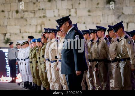 220503 -- JERUSALEM, 3. Mai 2022 -- das Foto vom 3. Mai 2022 zeigt eine Zeremonie zum Gedenktag der gefallenen Soldaten und Terroropfer an der Westmauer in Jerusalem. Der offizielle Gedenktag zollt Soldaten, die während ihres Militärdienstes und Kriegen getötet wurden, sowie den zivilen Opfern von Angriffen Tribut. Via Xinhua MIDEAST-JERUSALEM-ISRAEL-GEDENKTAG JINI PUBLICATIONxNOTxINxCHN Stockfoto