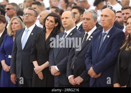 220503 – JERUSALEM, 3. Mai 2022 – der israelische Premierminister Naftali Bennett C nimmt am 3. Mai 2022 an einer Zeremonie zum Gedenktag der gefallenen Soldaten und Terroropfer in Jerusalem Teil. Der offizielle Gedenktag zollt Soldaten, die während ihres Militärdienstes und Kriegen getötet wurden, sowie den zivilen Opfern von Angriffen Tribut. Via Xinhua MIDEAST-JERUSALEM-ISRAEL-MEMORIAL DAY MarcxIsraelxSellem/JINI PUBLICATIONxNOTxINxCHN Stockfoto