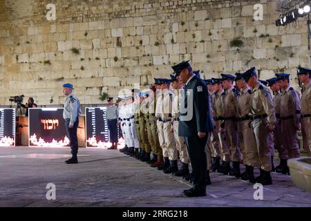 220503 -- JERUSALEM, 3. Mai 2022 -- das Foto vom 3. Mai 2022 zeigt eine Zeremonie zum Gedenktag der gefallenen Soldaten und Terroropfer an der Westmauer in Jerusalem. Der offizielle Gedenktag zollt Soldaten, die während ihres Militärdienstes und Kriegen getötet wurden, sowie den zivilen Opfern von Angriffen Tribut. Via Xinhua MIDEAST-JERUSALEM-ISRAEL-GEDENKTAG JINI PUBLICATIONxNOTxINxCHN Stockfoto