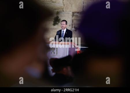 220503 -- JERUSALEM, 3. Mai 2022 -- der israelische Präsident Isaac Herzog spricht während einer Zeremonie zum Gedenktag der gefallenen Soldaten und Terroropfer an der Westmauer in Jerusalem am 3. Mai 2022. Der offizielle Gedenktag zollt Soldaten, die während ihres Militärdienstes und Kriegen getötet wurden, sowie den zivilen Opfern von Angriffen Tribut. Via Xinhua MIDEAST-JERUSALEM-ISRAEL-GEDENKTAG JINI PUBLICATIONxNOTxINxCHN Stockfoto