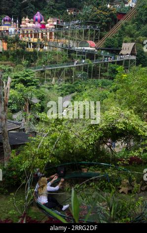 220504 -- BANDUNG, 4. Mai 2022 -- Menschen besuchen Great Asia-Africa Kulturtourismus-Stätte während Eid al-Fitr Urlaub in Lembang in Bandung, West Java, Indonesien, 4. Mai 2022. Foto: /Xinhua INDONESIA-BANDUNG-EID AL FITR-HOLIDAY Septianjar PUBLICATIONxNOTxINxCHN Stockfoto