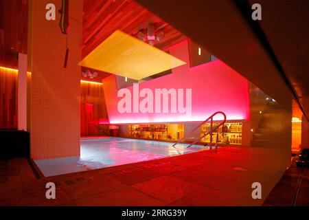 Manhattan, New York, USA, 20080317: Das Hotel QT verfügt über einen Swimmingpool in der Bar. Foto: Orjan F. Ellingvag/Dagens Naringsliv Stockfoto