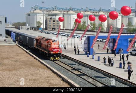 220506 -- PEKING, 6. Mai 2022 -- Luftaufnahme vom 22. April 2022 zeigt Liaonings ersten internationalen Güterzug, der über die China-Laos-Eisenbahn fährt und von Shenyang, der nordöstlichen chinesischen Provinz Liaoning abfährt. Xinhua Schlagzeilen: China will das weltweite Wirtschaftswachstum gegen Gegenwind vorantreiben YangxQing PUBLICATIONxNOTxINxCHN Stockfoto