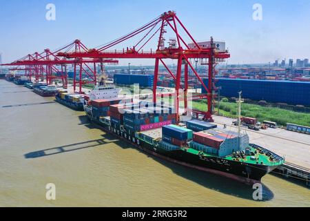 220506 -- NANJING, 6. Mai 2022 -- Luftaufnahme, aufgenommen am 6. Mai 2022, zeigt einen Blick auf das Longtan Container Terminal des Nanjing Hafens in Nanjing, Provinz Jiangsu. In jüngster Zeit hat die Jiangsu Port Group zusätzlich zur Prävention und Bekämpfung von Epidemien Anstrengungen unternommen, um die Sicherheit und Stabilität der industriellen Kette und der Lieferkette zu gewährleisten. CHINA-JIANGSU-NANJING-PORT-SHIPMENT CN LIXBO PUBLICATIONXNOTXINXCHN Stockfoto