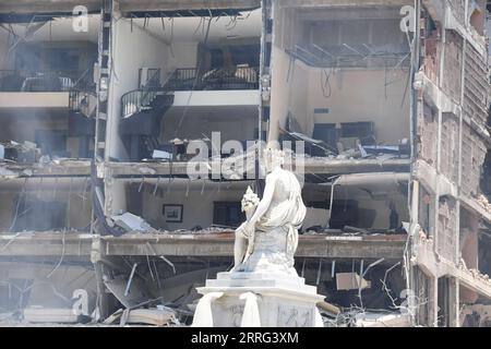 220506 -- HAVANNA, 6. Mai 2022 -- Foto vom 6. Mai 2022 zeigt das beschädigte Hotel Saratoga nach einer Explosion in Havanna, Kuba. Mindestens acht Menschen wurden getötet und über 30 andere verletzt, nachdem am Freitagmorgen eine Explosion durch das Hotel in der Innenstadt von Havanna gerissen wurde, berichteten offizielle Quellen. Foto von /Xinhua CUBA-HAVANA-EXPLOSION JoaquinxHernandez PUBLICATIONxNOTxINxCHN Stockfoto