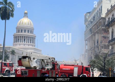 220506 -- HAVANNA, 6. Mai 2022 -- Feuerwehrautos sind am Ort einer Explosion im Hotel Saratoga in Havanna, Kuba, am 6. Mai 2022 zu sehen. Mindestens acht Menschen wurden getötet und über 30 andere verletzt, nachdem am Freitagmorgen eine Explosion durch das Hotel in der Innenstadt von Havanna gerissen wurde, berichteten offizielle Quellen. Foto von /Xinhua CUBA-HAVANA-EXPLOSION JoaquinxHernandez PUBLICATIONxNOTxINxCHN Stockfoto