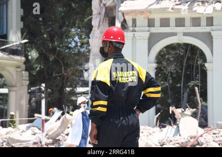 220506 -- HAVANNA, 6. Mai 2022 -- Ein Retter arbeitet an dem Ort, an dem eine Explosion im Hotel Saratoga in Havanna, Kuba, am 6. Mai 2022 stattfand. Mindestens acht Menschen wurden getötet und über 30 andere verletzt, nachdem am Freitagmorgen eine Explosion durch das Hotel in der Innenstadt von Havanna gerissen wurde, berichteten offizielle Quellen. Foto von /Xinhua CUBA-HAVANA-EXPLOSION JoaquinxHernandez PUBLICATIONxNOTxINxCHN Stockfoto