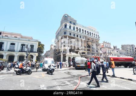 220506 -- HAVANNA, 6. Mai 2022 -- Rettungskräfte und Feuerwehrleute arbeiten am Ort einer Explosion im Hotel Saratoga in Havanna, Kuba, am 6. Mai 2022. Mindestens acht Menschen wurden getötet und über 30 andere verletzt, nachdem am Freitagmorgen eine Explosion durch das Hotel in der Innenstadt von Havanna gerissen wurde, berichteten offizielle Quellen. Foto von /Xinhua CUBA-HAVANA-EXPLOSION JoaquinxHernandez PUBLICATIONxNOTxINxCHN Stockfoto