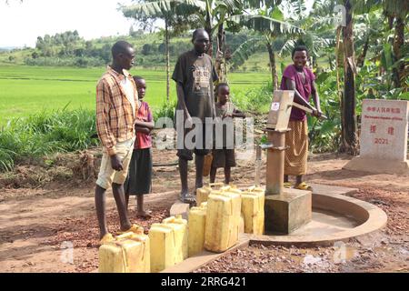 220507 -- KIGALI, 7. Mai 2022 -- Reisdents holen Wasser aus einer Bohrung im Gatsibo-Bezirk, Ostprovinz, Ruanda, am 11. April 2022. Tausende von Einwohnern im Osten Ruandas hatten einst aufgrund der wiederkehrenden Dürre keinen einfachen Zugang zu sauberem und sicherem Wasser. In der Region Rwinkwavu im Bezirk Kayonza, der östlichen Provinz, waren die Bewohner beispielsweise gezwungen, lange Wege zu gehen, um die nächste saubere Wasserquelle zu erreichen. Wasserprobleme gehören der Vergangenheit an, dank eines von China finanzierten Bohrlochprojekts aus dem Jahr 200, das sich hauptsächlich auf die Bekämpfung von Wasserknappheit in der Provinz konzentriert. Das Bohrprojekt, CON Stockfoto