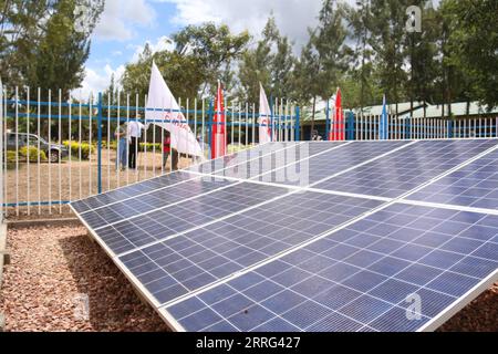 220507 -- KIGALI, 7. Mai 2022 -- Foto aufgenommen am 28. April 2022 zeigt ein Solarpanel eines solarbetriebenen Bohrlochs im Bezirk Kayonza, Ostprovinz, Ruanda. Tausende von Einwohnern im Osten Ruandas hatten einst aufgrund der wiederkehrenden Dürre keinen einfachen Zugang zu sauberem und sicherem Wasser. In der Region Rwinkwavu im Bezirk Kayonza, der östlichen Provinz, waren die Bewohner beispielsweise gezwungen, lange Wege zu gehen, um die nächste saubere Wasserquelle zu erreichen. Wasserprobleme gehören der Vergangenheit an, dank eines von China finanzierten Bohrlochprojekts aus dem Jahr 200, das sich hauptsächlich auf die Bekämpfung von Wasserknappheit in der Provinz konzentriert. Die Stockfoto