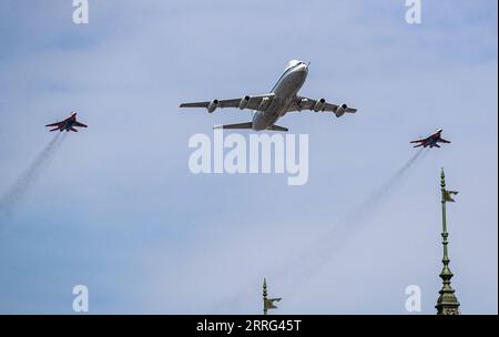 220507 -- MOSKAU, 7. Mai 2022 -- ein Ilyushin Il-80-Flugzeug und Mikoyan MiG-29-Kampfflugzeuge nehmen an einer Probe der Siegesparade in Moskau, Russland, am 7. Mai 2022 Teil. RUSSLAND-MOSKAU-SIEG-TAG-PARADE-PROBE BAIXXUEQI PUBLICATIONXNOTXINXCHN Stockfoto