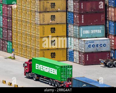 220506 -- NANJING, 6. Mai 2022 -- Luftaufnahme, aufgenommen am 6. Mai 2022, zeigt einen Blick auf das Longtan Container Terminal des Nanjing Hafens in Nanjing, Provinz Jiangsu. In jüngster Zeit hat die Jiangsu Port Group zusätzlich zur Prävention und Bekämpfung von Epidemien Anstrengungen unternommen, um die Sicherheit und Stabilität der industriellen Kette und der Lieferkette zu gewährleisten. CHINA-JIANGSU-NANJING-PORT-SHIPMENT CN LIXBO PUBLICATIONXNOTXINXCHN Stockfoto