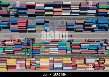 220506 -- NANJING, 6. Mai 2022 -- Luftaufnahme, aufgenommen am 6. Mai 2022, zeigt einen Blick auf das Longtan Container Terminal des Nanjing Hafens in Nanjing, Provinz Jiangsu. In jüngster Zeit hat die Jiangsu Port Group zusätzlich zur Prävention und Bekämpfung von Epidemien Anstrengungen unternommen, um die Sicherheit und Stabilität der industriellen Kette und der Lieferkette zu gewährleisten. CHINA-JIANGSU-NANJING-PORT-SHIPMENT CN LIXBO PUBLICATIONXNOTXINXCHN Stockfoto