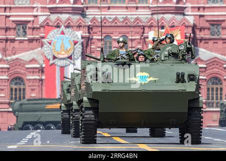 220507 -- MOSKAU, 7. Mai 2022 -- Infanterie-Kampffahrzeuge werden auf dem Roten Platz während einer Probe der Siegesparade in Moskau, Russland, am 7. Mai 2022 gesehen. RUSSLAND-MOSKAU-SIEG-TAG-PARADE-PROBE BAIXXUEQI PUBLICATIONXNOTXINXCHN Stockfoto