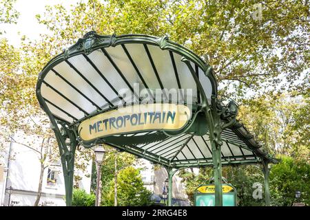 Jugendstileingang des Paris Métro am Bahnhof Abbesses, Place des Abbesses, Montmartre, Paris, Île-de-France, Frankreich Stockfoto