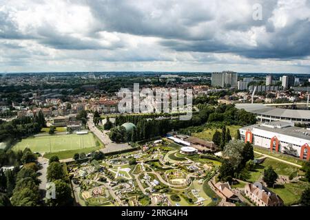 Brüssel, BELGIEN - AUGUST 2023 Panoramaaussicht von der Aussichtsplattform auf der obersten Ebene des Atomiums auf den Mini Europe Vergnügungspark in Brusse Stockfoto