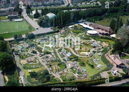 Brüssel, BELGIEN - AUGUST 2023 Panoramaaussicht von der Aussichtsplattform auf der obersten Ebene des Atomiums auf den Mini Europe Vergnügungspark in Brusse Stockfoto