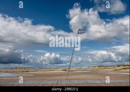 Strandleben am feinen Sandstrand von Norddorf auf der Nordseeinsel Amrum mit dramatischen Wolkenformationen Stockfoto