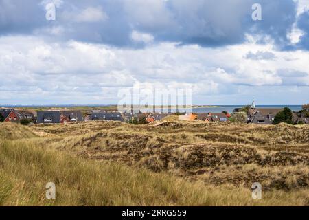 Dünenlandschaft auf der Nordseeinsel Amrum mit Blick auf Norddorf bis zur Nachbarinsel Föhr Stockfoto