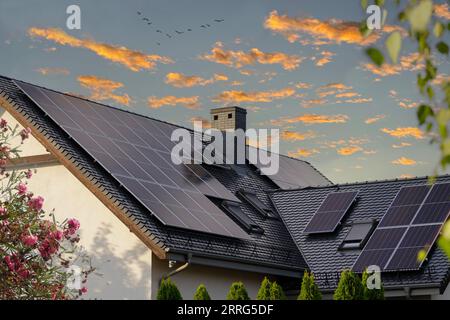 Solarbetriebenes Haus: Modernes Haus mit Sonnenkollektoren Stockfoto