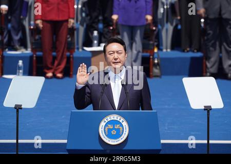 220510 -- SEOUL, 10. Mai 2022 -- Yoon Suk-yeol wird während der Eröffnungszeremonie auf dem platz der Nationalversammlung in Seoul, Südkorea, am 10. Mai 2022 als Präsident Südkoreas vereidigt. Foto: /Xinhua SÜDKOREA-SEOUL-YOON SUK-YEOL-PRÄSIDIALE AMTSEINFÜHRUNG JamesxLee PUBLICATIONxNOTxINxCHN Stockfoto