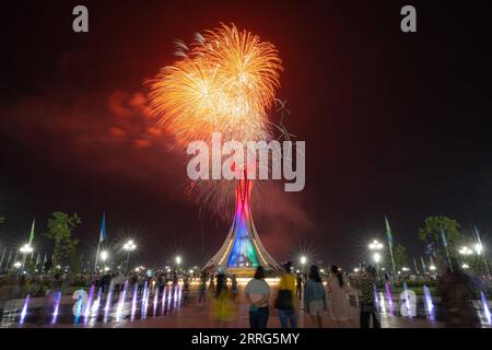 220510 -- TASCHKENT, 10. Mai 2022 -- Menschen beobachten Feuerwerk während einer Veranstaltung anlässlich des Gedenktages und der Ehre in Taschkent, Usbekistan, 9. Mai 2022. USBEKISTAN-TASCHKENT-WWII-VICTORY-COMMEMORATION-FIREWORKS CAIXGUODONG PUBLICATIONXNOTXINXCHN Stockfoto