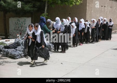 220510 -- KABUL, 10. Mai 2022 -- afghanische Schulkinder erhalten Rucksäcke, die vom Süd-Süd-Kooperationsfonds Chinas in Zusammenarbeit mit dem Flüchtlingshilfswerk der Vereinten Nationen UNHCR in Kabul, Afghanistan, bereitgestellt werden, 9. Mai 2022. Am Montag wurde in Afghanistan eine Reihe humanitärer Hilfsgüter verteilt, die vom Süd-Süd-Hilfsfonds Chinas in Zusammenarbeit mit dem Flüchtlingshilfswerk der Vereinten Nationen UNHCR bereitgestellt werden. Foto von /Xinhua AFGHANISTAN-KABUL-CHINA-UNHCR-HUMANITÄRE VERSORGUNG SaifurahmanxSafi PUBLICATIONxNOTxINxCHN Stockfoto