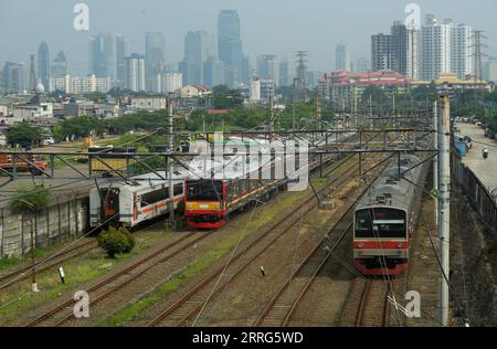 220510 -- JAKARTA, 10. Mai 2022 -- Foto vom 10. Mai 2022 zeigt Pendlerzüge in Jakarta, Indonesien. Trotz der Turbulenzen bei den Weltwirtschaftspreisen verzeichnete Indonesien im ersten Quartal dieses Jahres ein Wirtschaftswachstum von 5,01 Prozent gegenüber dem Vorjahr, gegenüber 5,02 Prozent im vierten Quartal 2021, teilte die Zentralbehörde für Statistik am Montag mit. INDONESIEN-JAKARTA-WIRTSCHAFT Zulkarnain PUBLICATIONxNOTxINxCHN Stockfoto