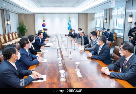 220510 -- SEOUL, 10. Mai 2022 -- Besuch des chinesischen Vizepräsidenten Wang Qishan trifft sich am 10. Mai 2022 in Seoul mit Südkoreas neu vereidigtem Präsidenten Yoon Suk-yeol. Als Sonderbeauftragter des chinesischen Präsidenten Xi Jinping nahm Wang an der Einweihungszeremonie von Yoon zu Beginn des Tages Teil. SÜDKOREA-SEOUL-WANG QISHAN-YOON SUK-YEOL-EINWEIHUNGSZEREMONIE LIXTAO PUBLICATIONXNOTXINXCHN Stockfoto