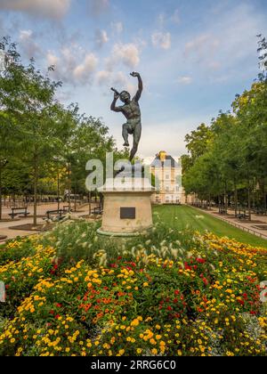 Pan-Statue, Blumen, Jardin du Luxembourg, Paris, Frankreich, Europa, EU. Stockfoto