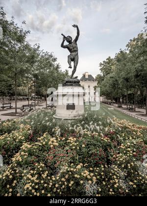 Pan-Statue, Blumen, Jardin du Luxembourg, Paris, Frankreich, Europa, EU. Stockfoto