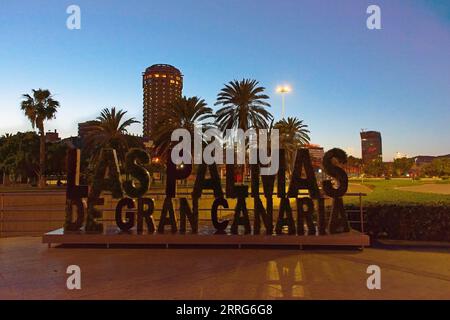 Schild "Las Palmas de Gran Canaria" vor Palmen und Himmel im Stadtzentrum von Las Palmas, Spanien Stockfoto