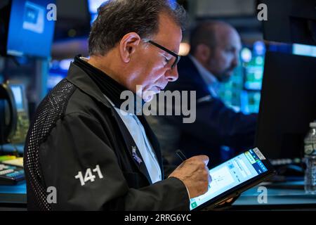 220512 -- NEW YORK, 12. Mai 2022 -- Ein Händler arbeitet an der New York Stock Exchange NYSE in New York, USA, 11. Mai 2022. Die US-Aktien gingen am Mittwoch zurück, nachdem die Daten zeigten, dass die Inflation in den USA im April höher war als erwartet. Der Dow Jones Industrial Average sank um 326,63 Punkte oder 1,02 Prozent auf 31.834,11. Die S&P 500 ging um 65,87 Punkte oder 1,65 Prozent auf 3.935,18 zurück. Der Nasdaq Composite Index fiel um 373,43 Punkte oder 3,18 Prozent auf 11.364.24. /NYSE/Handout über Xinhua U.S.-NEW YORK-STOCK MARKET-FALL CourtneyxCrow PUBLICATIONxNOTxINxCHN Stockfoto