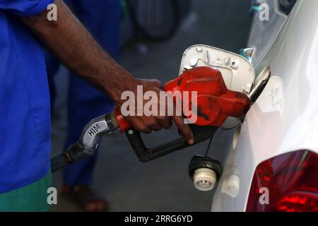 220512 -- ISLAMABAD, 12. Mai 2022 -- ein Mitarbeiter füllt am 7. April 2022 einen Tank eines Fahrzeugs an einer Tankstelle in Islamabad, Pakistan. Die Abwertung der pakistanischen Rupie gegenüber dem US-Dollar setzte sich fort, als der Greenback am Mittwoch ein historisches hoch von 190,02 Rupien im Interbankenhandel berührte, so die jüngsten Zahlen der State Bank of Pakistan SBP. Nach einem kürzlich veröffentlichten Bericht des Pakistan Bureau of Statistics vom 2. Mai wurde die am Verbraucherpreisindex gemessene Inflation im April mit 13,37 Prozent verzeichnet, die höchste seit zwei Jahren. Foto von / Stockfoto