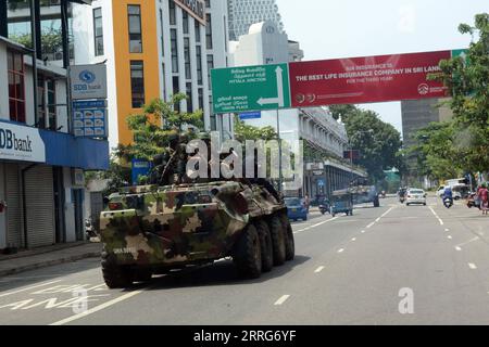 220511 -- COLOMBO, 11. Mai 2022 -- Soldaten auf Militärfahrzeugen patrouillieren auf einer Straße in Colombo, Sri Lanka, am 11. Mai 2022. Gewalttätige Proteste in Sri Lanka führten am Montag zum Rücktritt von Premierminister Mahinda Rajapaksa. Daraufhin wurde eine landesweite Ausgangssperre verhängt. Foto: /Xinhua SRI LANKA-COLOMBO-CURFEW GayanxSameera PUBLICATIONxNOTxINxCHN Stockfoto