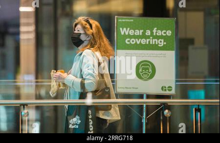 220511 -- TORONTO, 11. Mai 2022 -- Eine Frau, die eine Gesichtsmaske trägt, geht am 11. Mai 2022 an einem Hinweis vorbei, der die Menschen daran erinnert, eine Gesichtsbedeckung an der Union Station in Toronto, Kanada, zu tragen. Kanada bestätigte am Mittwoch Mittag 3.096 neue COVID-19-Fälle und erhöhte seine nationale Zahl auf 3.802.456 mit 39.906 Todesfällen, berichtete CTV. Foto: /Xinhua CANADA-TORONTO-COVID-19-CASES-3,8 MLN ZouxZheng PUBLICATIONxNOTxINxCHN Stockfoto