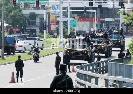 220511 -- COLOMBO, 11. Mai 2022 -- Soldaten auf Militärfahrzeugen patrouillieren auf einer Straße in Colombo, Sri Lanka, am 11. Mai 2022. Gewalttätige Proteste in Sri Lanka führten am Montag zum Rücktritt von Premierminister Mahinda Rajapaksa. Daraufhin wurde eine landesweite Ausgangssperre verhängt. Foto: /Xinhua SRI LANKA-COLOMBO-CURFEW AjithxPerera PUBLICATIONxNOTxINxCHN Stockfoto