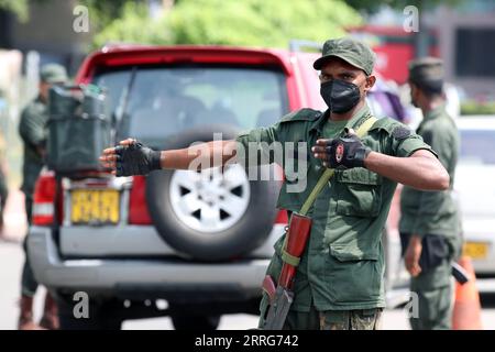 220511 -- COLOMBO, 11. Mai 2022 -- Soldaten werden auf einer Straße in Colombo, Sri Lanka, am 11. Mai 2022 im Dienst gesehen. Gewalttätige Proteste in Sri Lanka führten am Montag zum Rücktritt von Premierminister Mahinda Rajapaksa. Daraufhin wurde eine landesweite Ausgangssperre verhängt. Foto: /Xinhua SRI LANKA-COLOMBO-CURFEW AjithxPerera PUBLICATIONxNOTxINxCHN Stockfoto