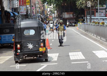 220511 -- COLOMBO, 11. Mai 2022 -- Ein Soldat wird am 11. Mai 2022 auf einer Straße in Colombo, Sri Lanka, im Dienst gesehen. Gewalttätige Proteste in Sri Lanka führten am Montag zum Rücktritt von Premierminister Mahinda Rajapaksa. Daraufhin wurde eine landesweite Ausgangssperre verhängt. Foto: /Xinhua SRI LANKA-COLOMBO-CURFEW GayanxSameera PUBLICATIONxNOTxINxCHN Stockfoto