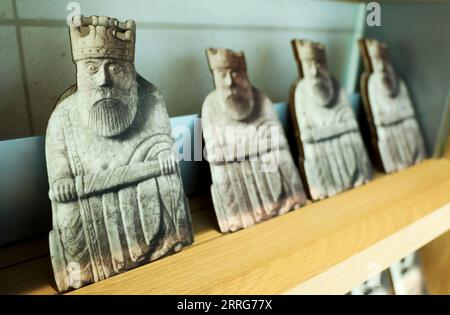 220512 -- LONDON, 12. Mai 2022 -- Foto aufgenommen am 11. Mai 2022 zeigt die Lewis Chessmen Postkarten im British Museum in London, Großbritannien. Die Lewis Chessmen gehören zu den beliebtesten Sammlungen im British Museum. Die mittelalterlichen Schachstücke, die 1831 auf der Isle of Lewis of Scotland entdeckt wurden, wurden aus Walross-Elfenbein gefertigt. GROSSBRITANNIEN-LONDON-BRITISH MUSEUM-KULTUR- UND KREATIVPRODUKT LIXYING PUBLICATIONXNOTXINXCHN Stockfoto